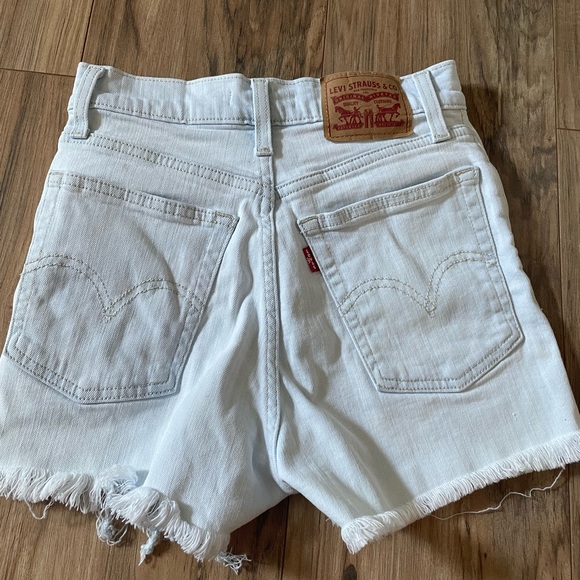 High rise Levi’s shorts 24 - Picture 2 of 2